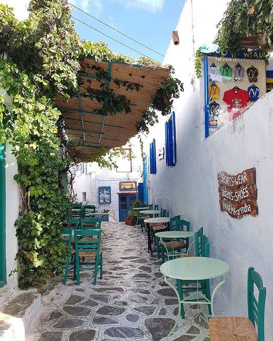 L'allée pavée centrale de Chora