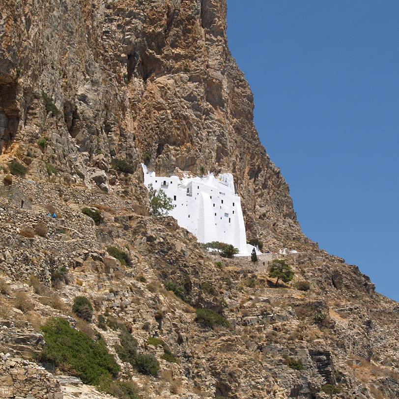 Κοντινή άποψη της μονής Παναγίας της Χοζοβιώτισσας