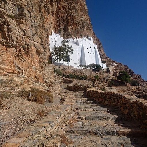 Η πρόσβαση στη Χοζοβιώτισσα μέσω των σκαλών