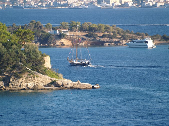 Η Αφρόεσσα καθώς στρίβει προς Χινίτσα