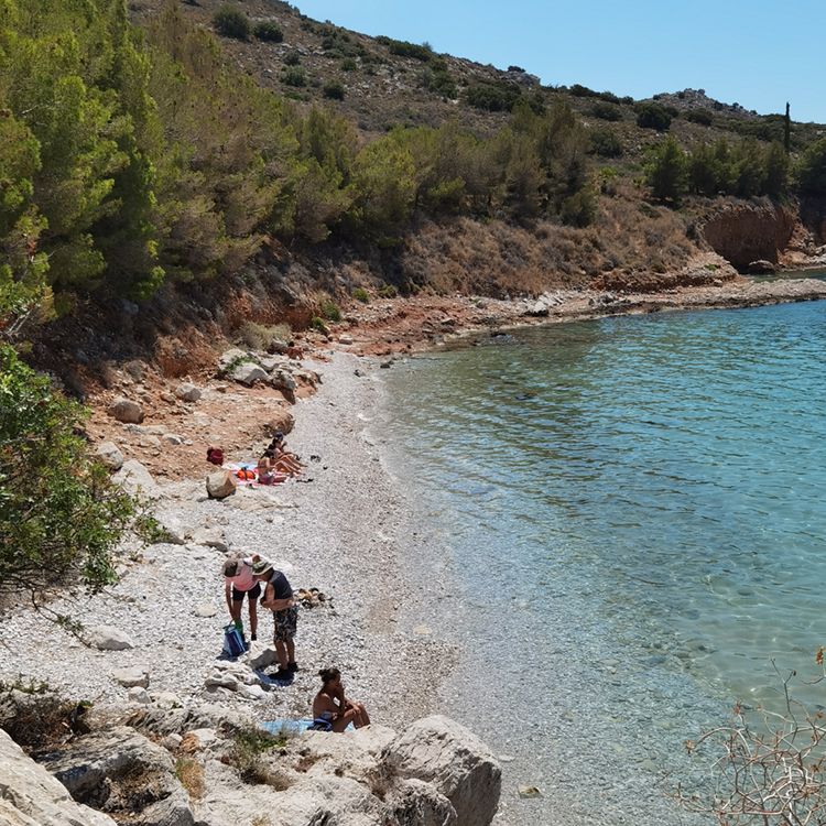 La plage de Neraki