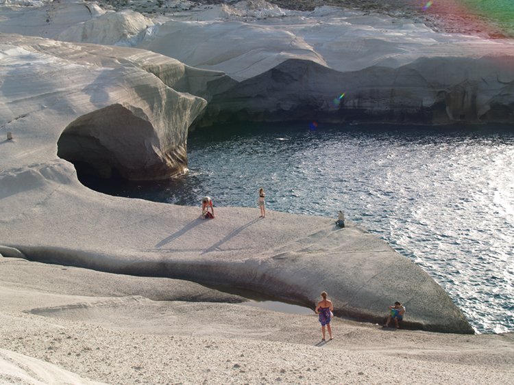 La plage de Sarakiniko