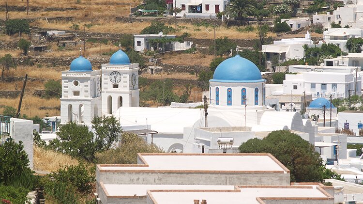 Λευκή εκκλησία με μπλε τρούλους