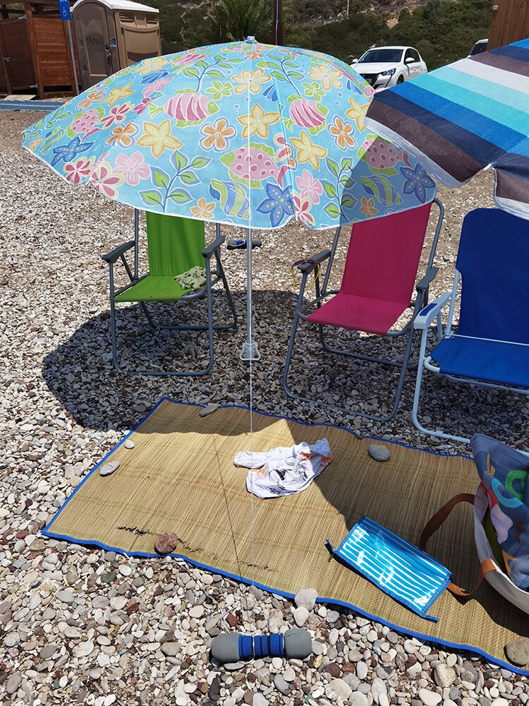 Installation de parasol sur la plage