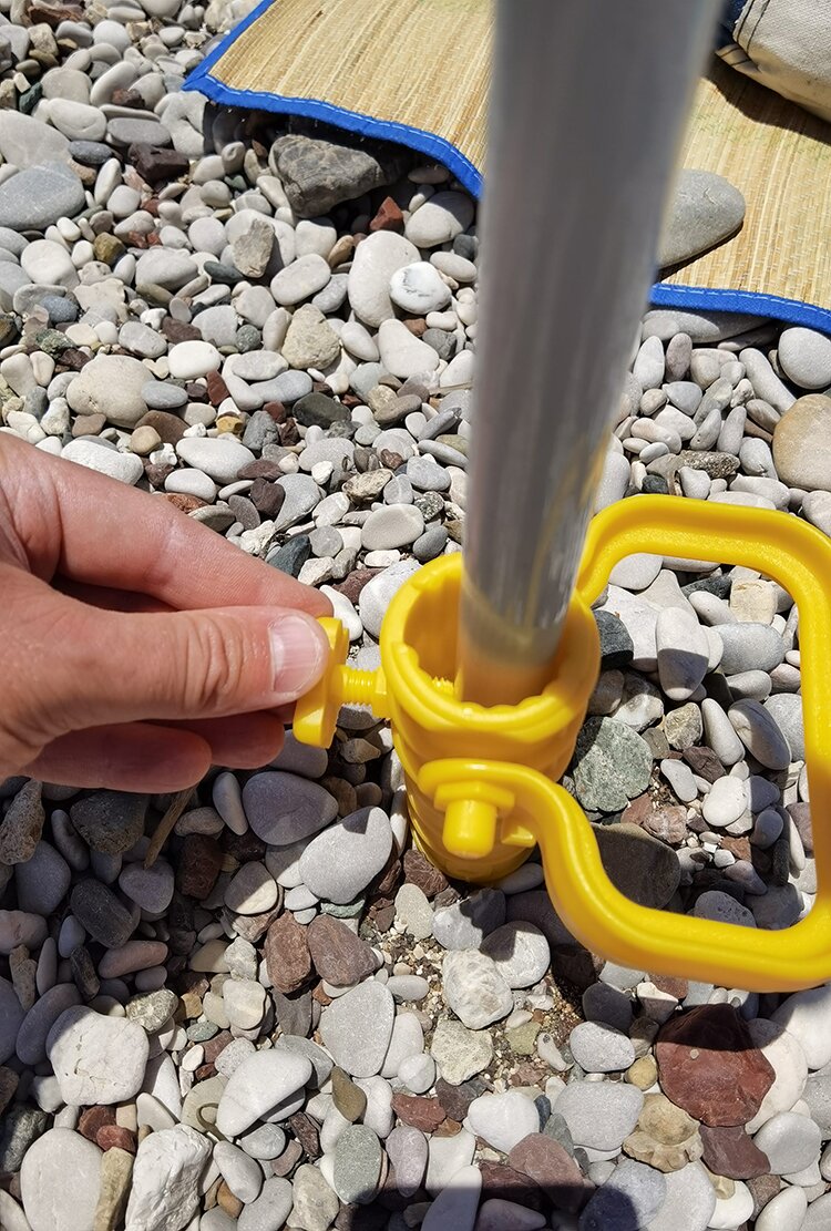 Installation de parasol sur la plage