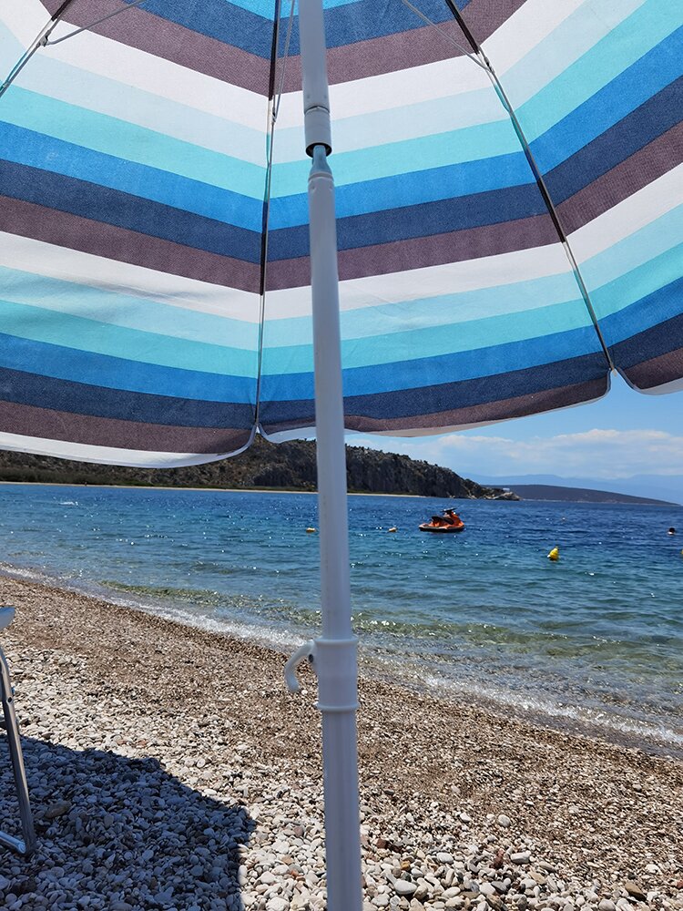 Εγκατάσταση ομπρέλας στην παραλία