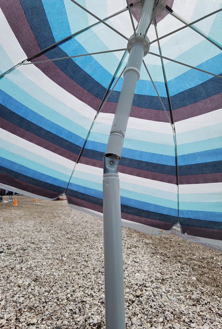 Installation de parasol sur la plage