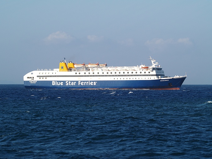 Un ferry de voitures/passagers conventionnel