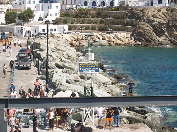 Un port sur une île grecque