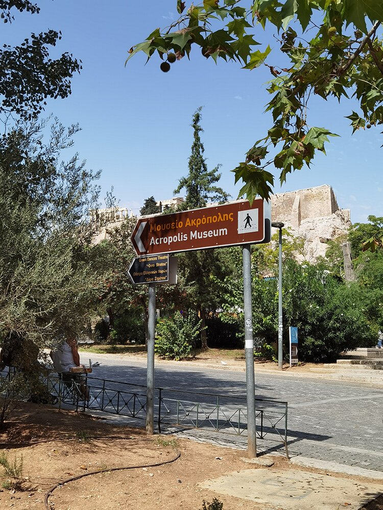 Βγαίνοντας απο το σταθμό Ακρόπολη, η πινακίδα για το Μουσείο