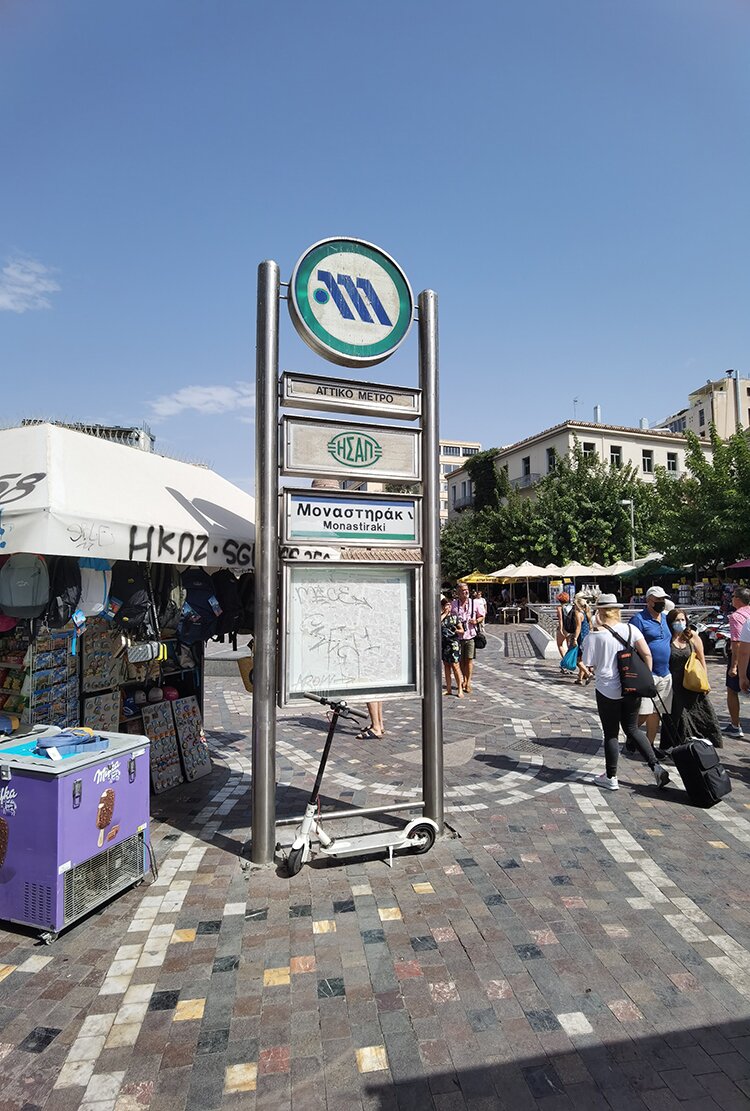 Η πινακίδα του σταθμού στην πλατεία Μοναστηρακίου