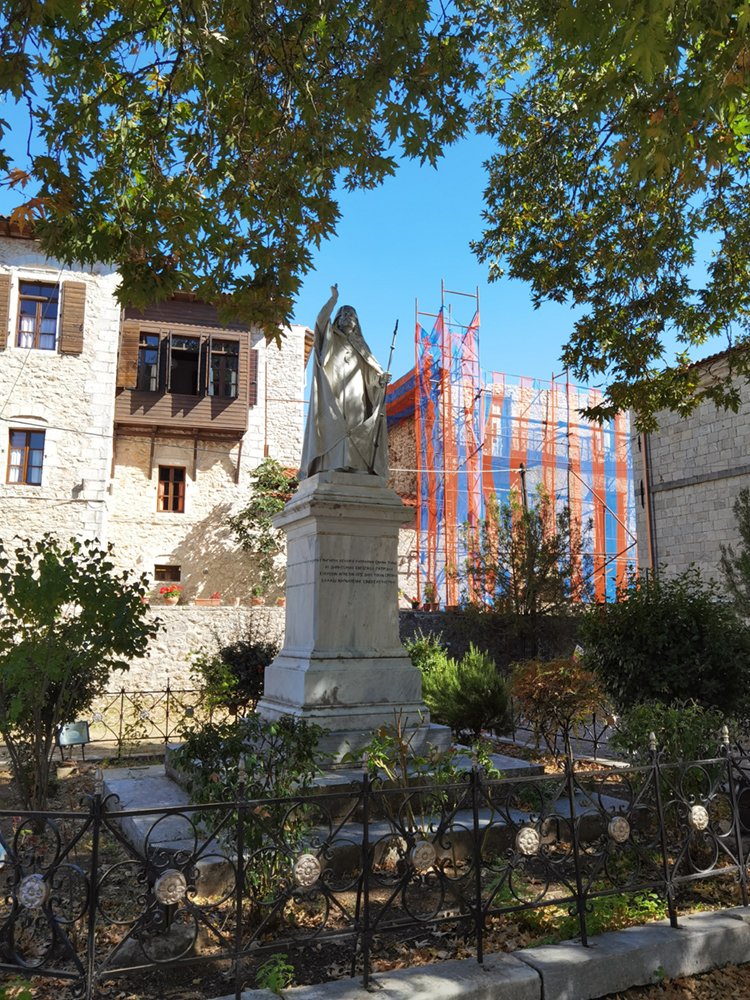 La statue du patriarche Grégoire V