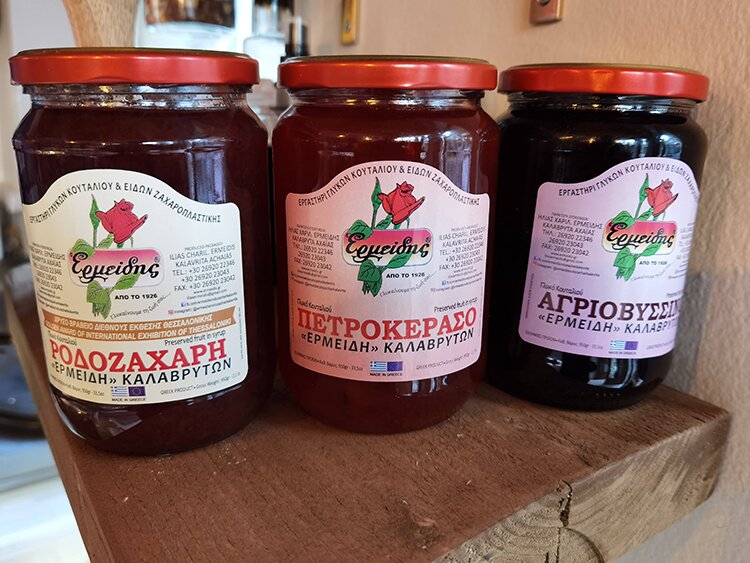 Rodozachari (sucre rose), petrokeraso (pierre cerise), agriovyssino (cerise aigre sauvage)